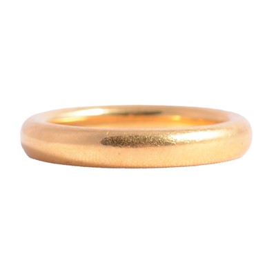 Lot 101 - A 22 carat yellow gold wedding band.