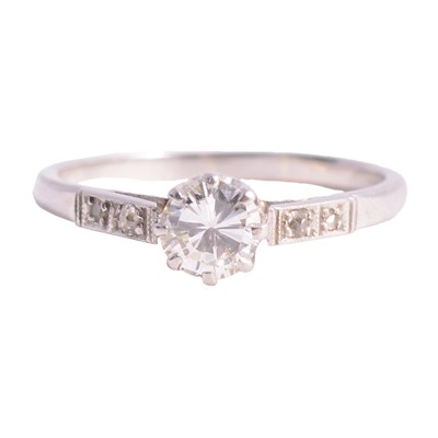 Lot 67 - A diamond solitaire ring.