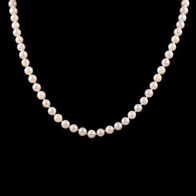 Lot 307 - A cultured pearl necklace.