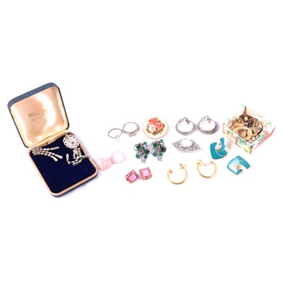 Lot 489 - A collection of vintage costume jewellery rings, earrings and brooches.