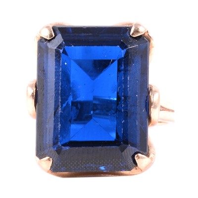 Lot 33 - A large deep blue synthetic spinel dress ring.