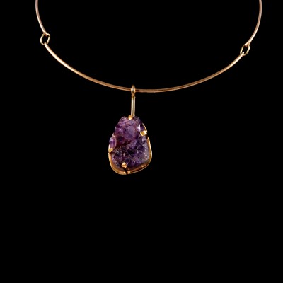 Lot 293 - Yellow metal necklace with amethyst crystal pendant