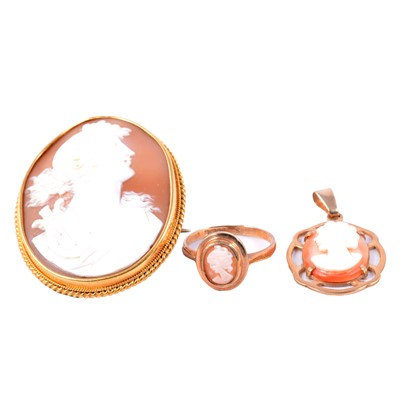 Lot 183 - A cameo brooch, pendant and ring.