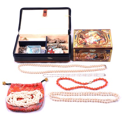 Lot 446 - A leather jewel box with silver and costume jewellery, simulated pearls.