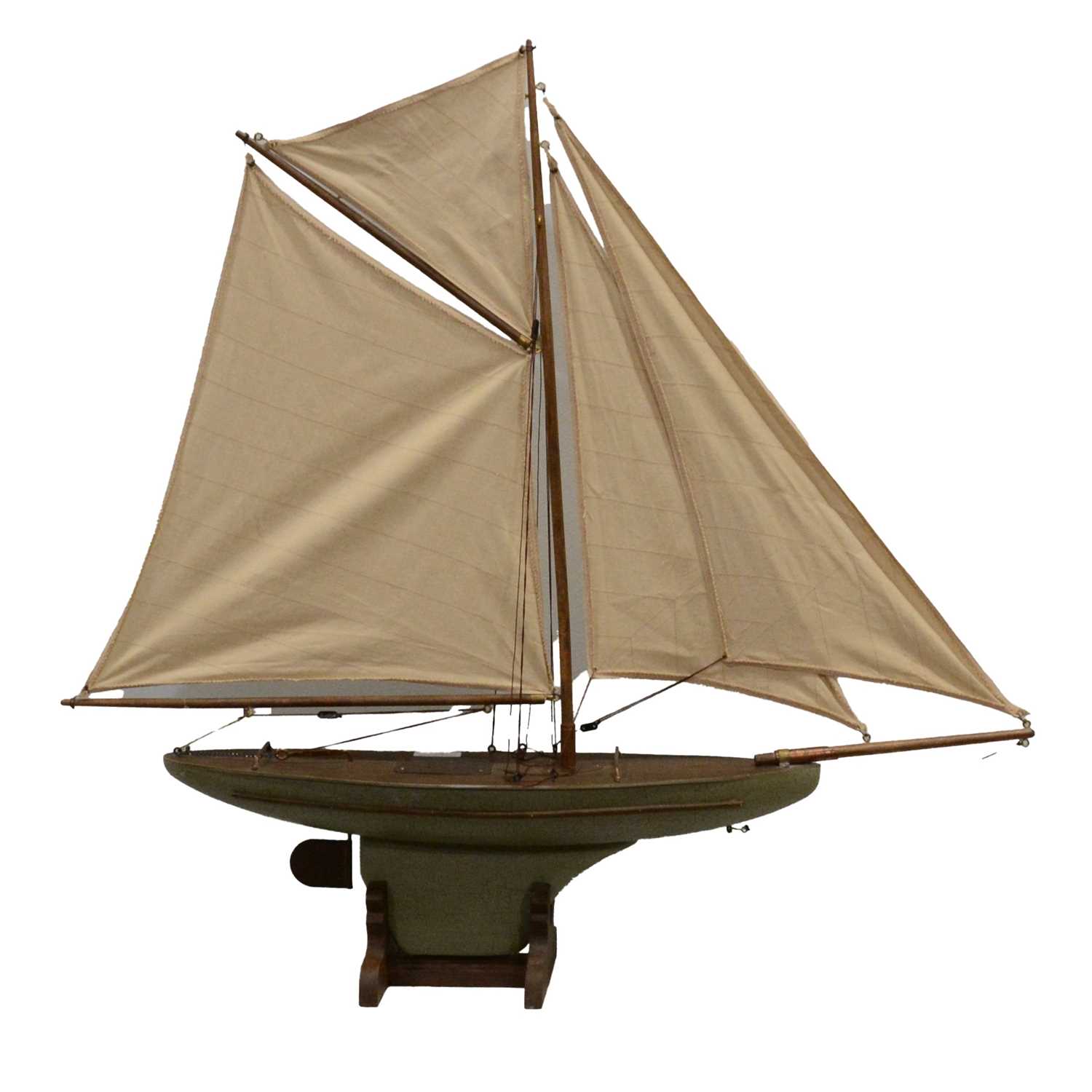 Lot 415 - Two pond yachts