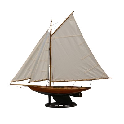 Lot 415 - Two pond yachts