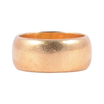 Lot 111 - An 18 carat yellow gold wedding band.