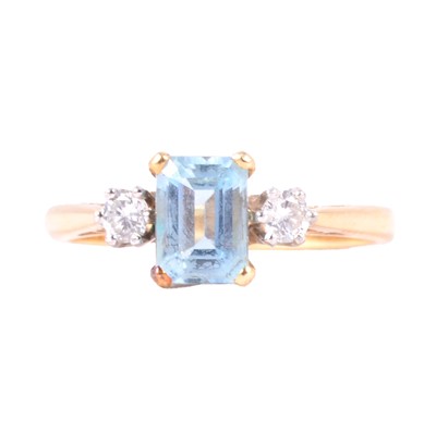 Lot 29 - An aquamarine and diamond ring.