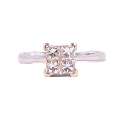 Lot 73 - A diamond cluster ring.