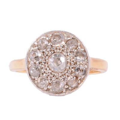 Lot 60 - A circular diamond cluster ring.