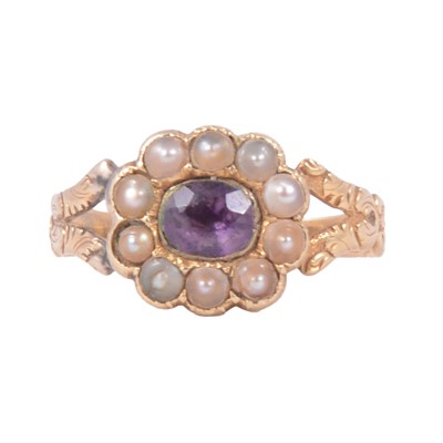 Lot 21 - An amethyst and pearl mourning ring.