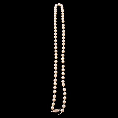 Lot 308 - A cultured pearl necklace.