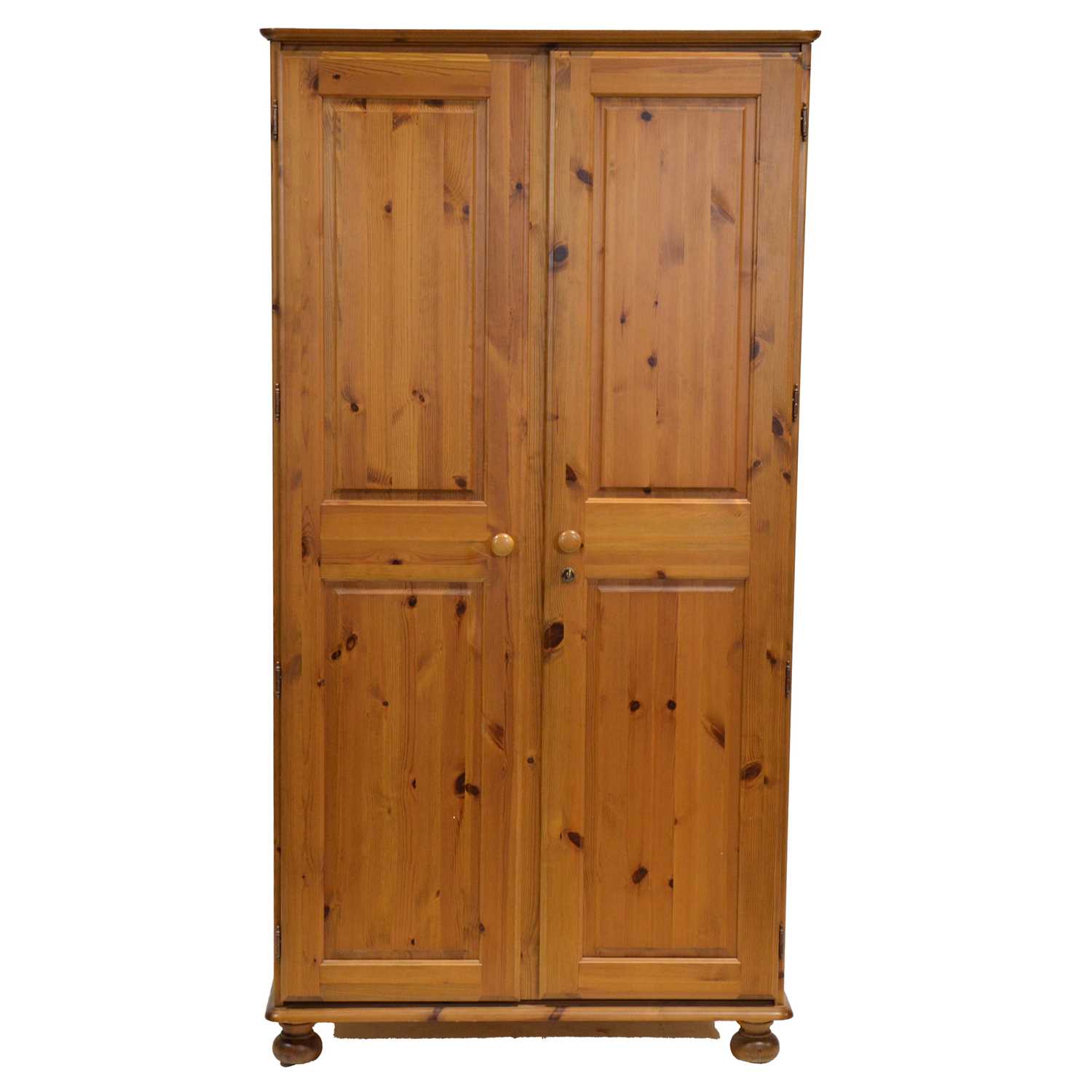 Lot 433 - Reproduction pine bedroom furniture