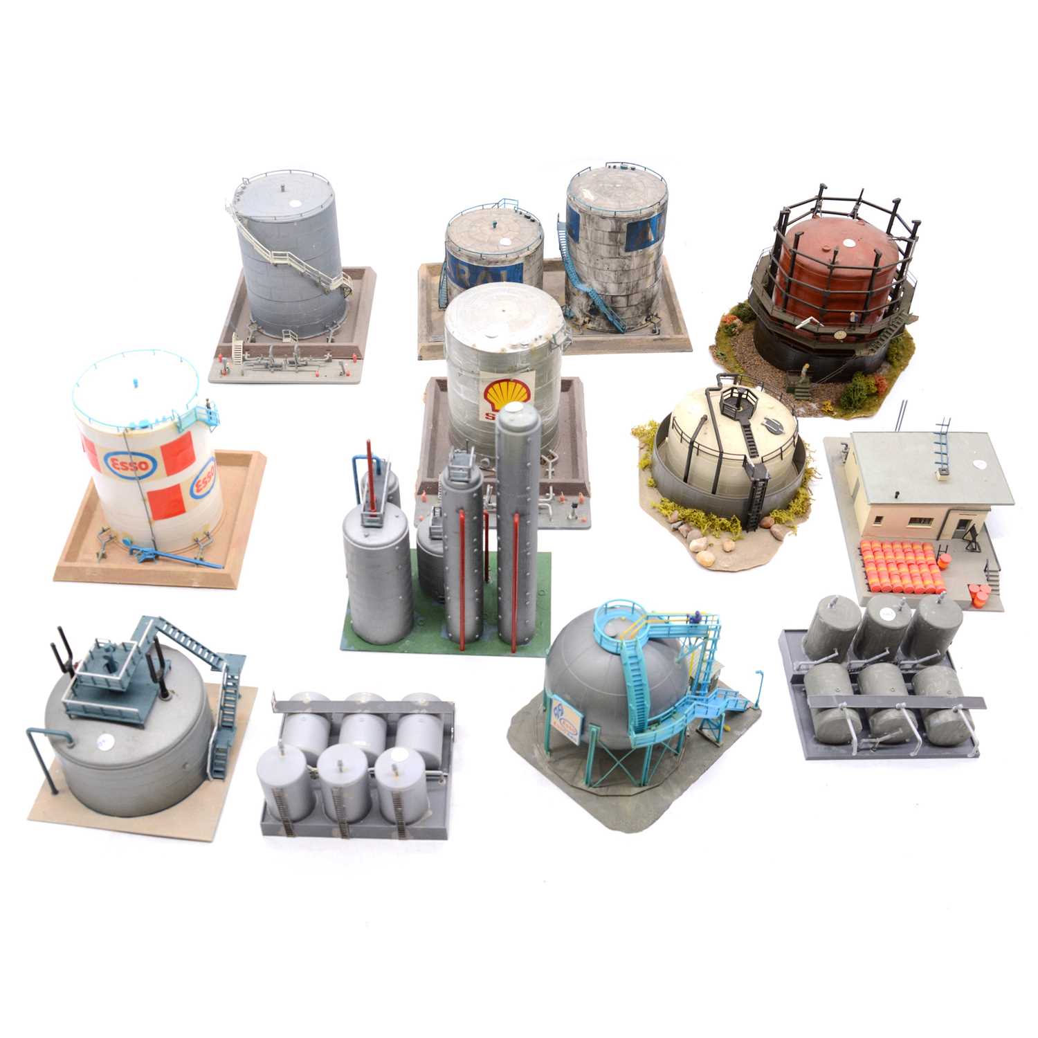 Lot 458 - Kibri and Vollmer OO/HO gauge trackside oil refineries and storage tanks