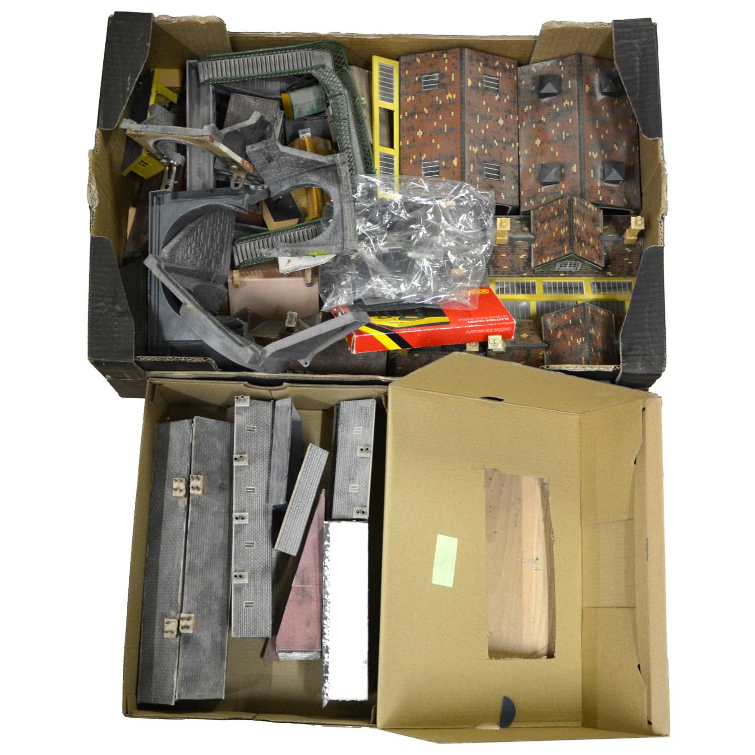 Lot 42 - Hornby OO gauge trackside buildings