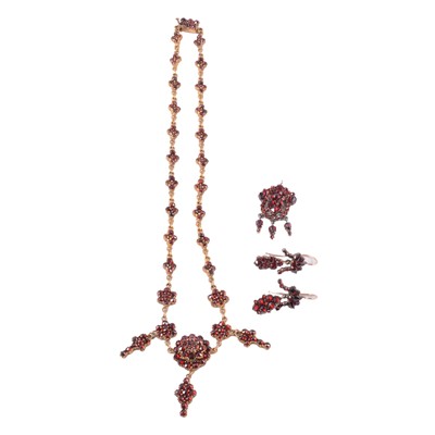 Lot 294 - A rose cut garnet necklace, pendant and pair of earrings.