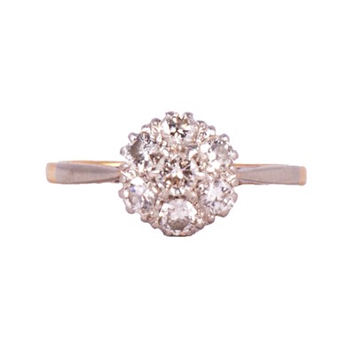 Lot 62 - A diamond cluster ring.