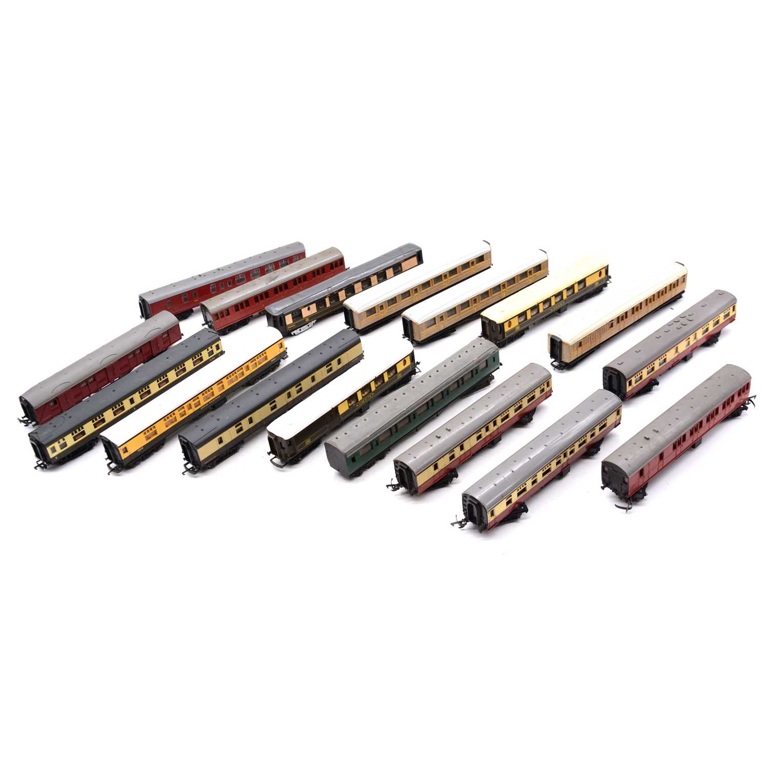 Lot 53 - Seventeen OO gauge passenger coaches