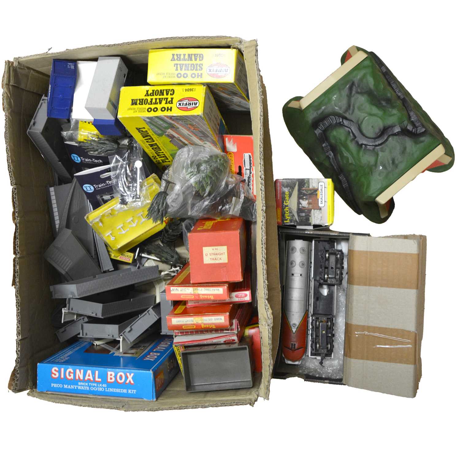 Lot 39 - OO gauge trackside buildings and accessories