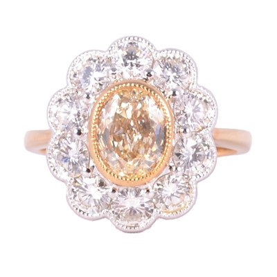 Lot 19 - A diamond cluster ring.