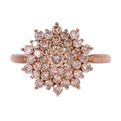 Lot 23 - A diamond cluster ring.