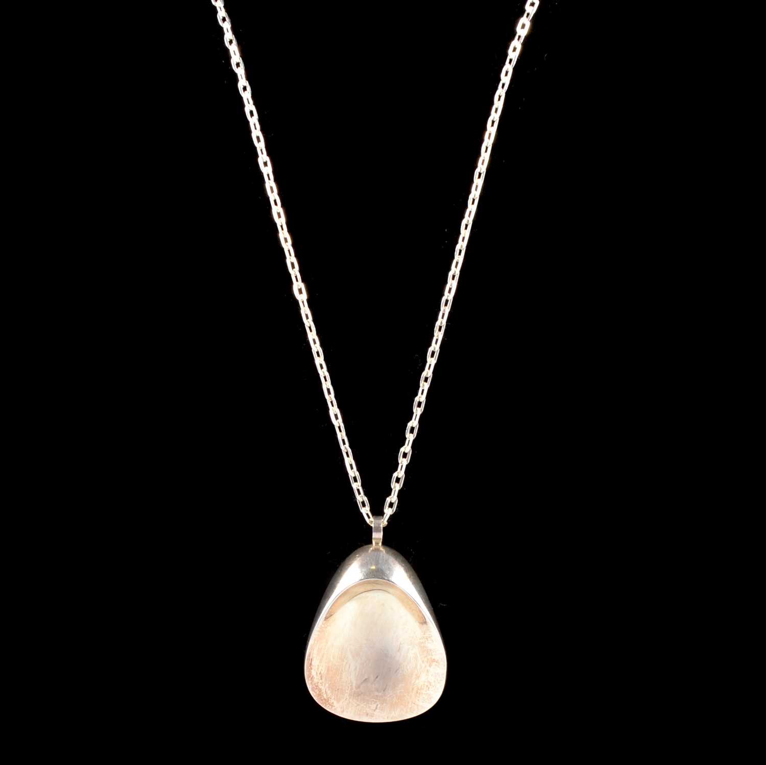 Lot 299 - Nana Ditzel for Georg Jensen - a silver pendant and chain.