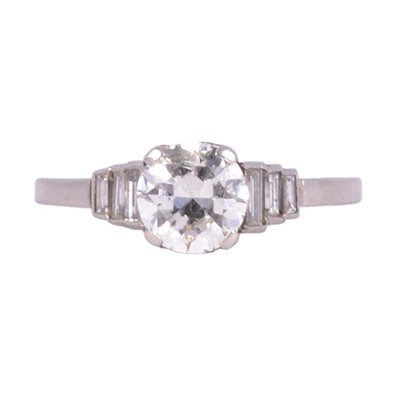 Lot 6 - A diamond solitaire ring.