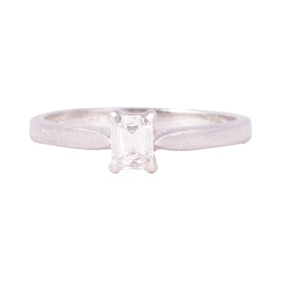 Lot 4 - A diamond solitaire ring.