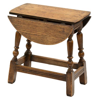 Lot 361 - Small oak dropleaf table