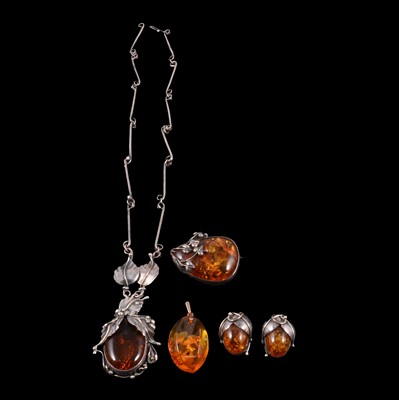 Lot 415 - Silver and 585 amber set jewellery.