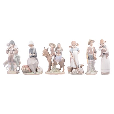 Lot 12 - Thirteen Lladro and Nao figurines.