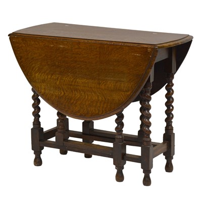 Lot 363 - Oak gateleg table