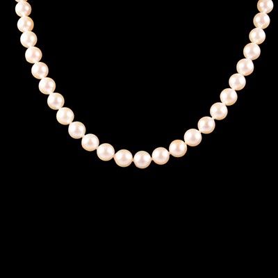 Lot 373 - A cultured pearl necklace.