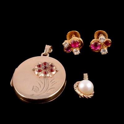 Lot 164 - A 9 carat gold garnet set locket, pearl pendant, and pair of gemset studs.