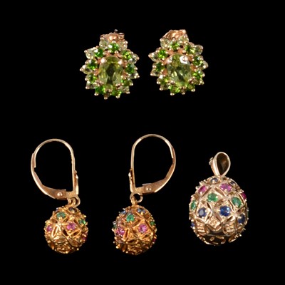 Lot 266 - A gemset egg pendant and earrings, and a pair of peridot and green gemstone earrings.