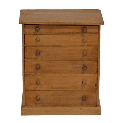 Lot 419 - Pine collectors chest