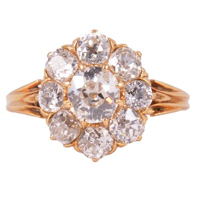 Lot 114 - A diamond cluster ring.