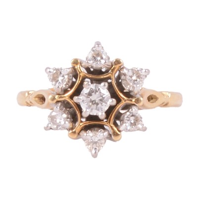 Lot 120 - A diamond cluster ring.