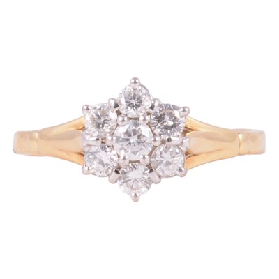 Lot 119 - A diamond cluster ring.