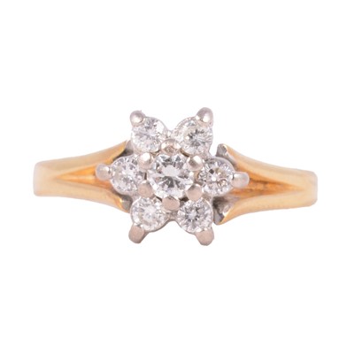 Lot 121 - A diamond cluster ring.