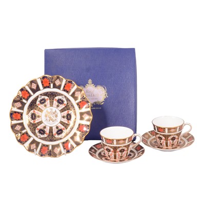 Lot 15 - Pair of Royal Crown Derby Imari pattern 1128 teacups and saucers and commemorative plate.