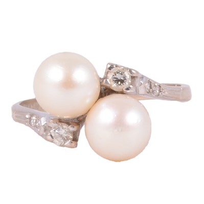 Lot 35 - A pearl and diamond crossover ring.