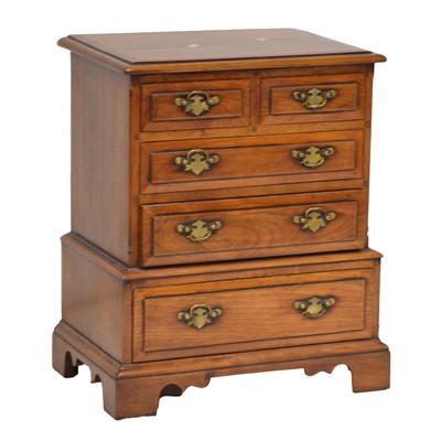 Lot 358 - Reproduction mahogany chest of drawers, of small size