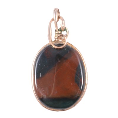 Lot 333 - An agate pendant in yellow metal mount.