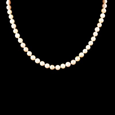 Lot 378 - A cultured pearl necklace.