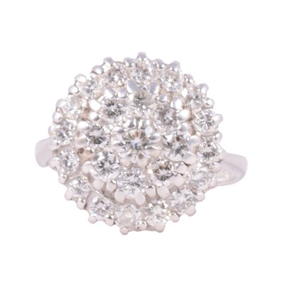 Lot 115 - A diamond cluster ring.