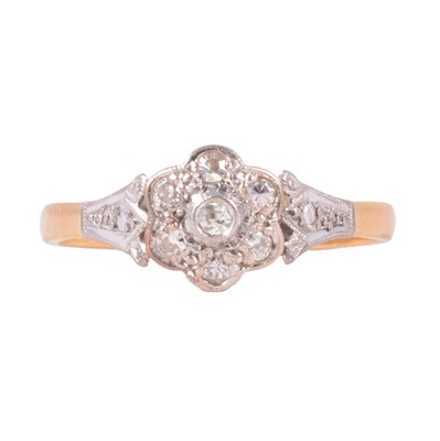 Lot 122 - A vintage diamond cluster ring.