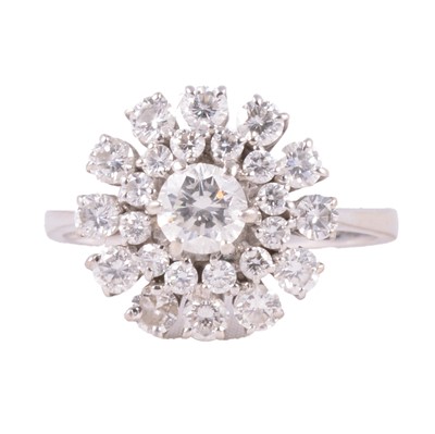 Lot 116 - A diamond cluster ring.