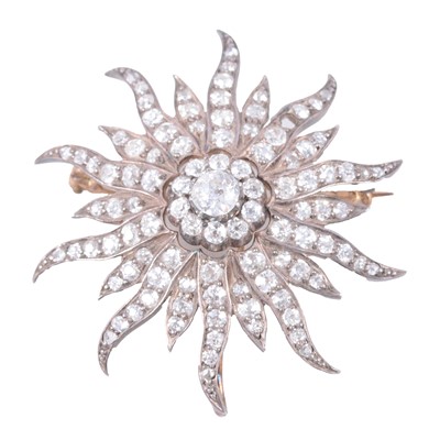 Lot 177 - A diamond star brooch/pendant.