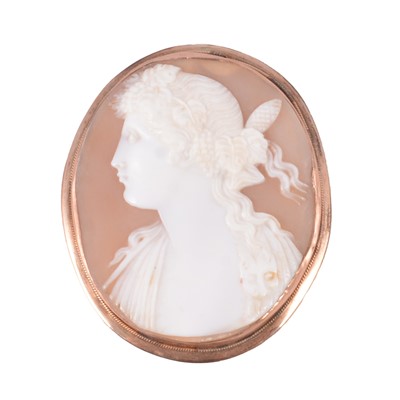 Lot 202 - A carved shell cameo brooch.